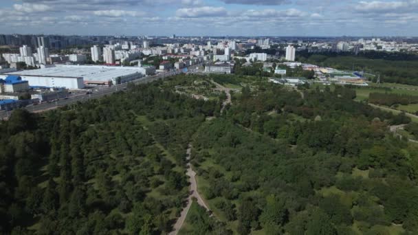 Městská Krajina Nedaleko Nachází Park Modrá Obloha Bílými Mraky Letecká — Stock video