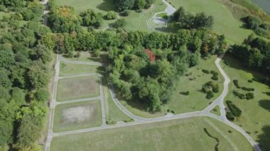 Park alanında yürüyüş yolları ve spor sahaları. Hava fotoğrafçılığı.