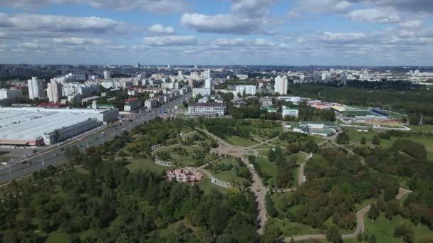 Paisagem Urbana Nas Proximidades Uma Área Parque Céu Azul Com — Vídeo de Stock