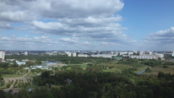 Город Пейзаж Рядом Находится Парковая Зона Голубое Небо Белыми Облаками — стоковое видео