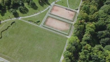 Park alanında yürüyüş yolları ve spor sahaları. Hava fotoğrafçılığı.