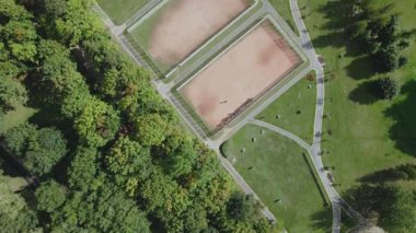Park alanında yürüyüş yolları ve spor sahaları. Hava fotoğrafçılığı.
