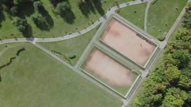 Park alanında yürüyüş yolları ve spor sahaları. Hava fotoğrafçılığı.