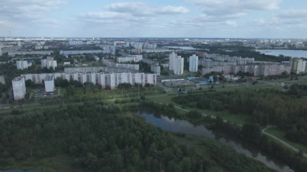 Paisagem Urbana Nas Proximidades Uma Área Parque Céu Azul Com — Vídeo de Stock