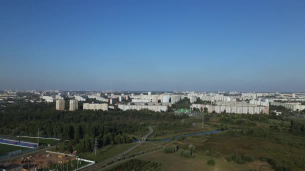 Şehir Manzarası Yakınlarda Bir Park Alanı Var Beyaz Bulutlu Mavi — Stok video