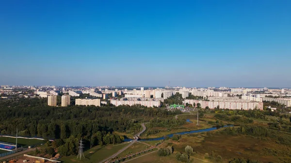 Paisaje Urbano Cerca Hay Una Zona Parque Cielo Azul Con —  Fotos de Stock