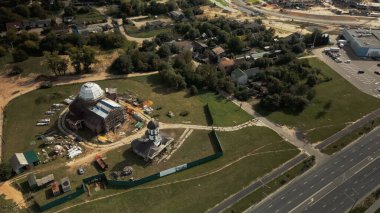 Şehir parkında bir kilise inşaatı. Şehir bloğuna yakın. Hava fotoğrafçılığı.