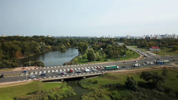 Paso Elevado Través Del Río Ciudad Autopista Ocupada Fotografía Aérea — Foto de Stock