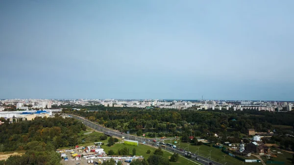 街の風景 周辺には公園エリアがあります 空中写真 — ストック写真