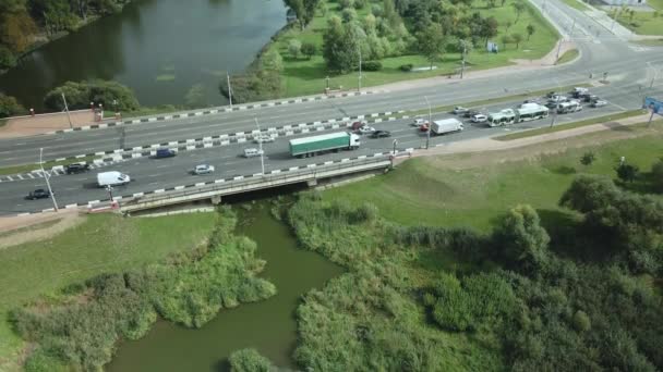 Trecere Peste Râul Oraşului Autostrada Ocupată Fotografie Aeriană — Videoclip de stoc