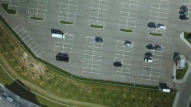 Büyük bir otopark. İçinde çok az araba var, bir sürü de bedava park yeri. Hava fotoğrafçılığı.