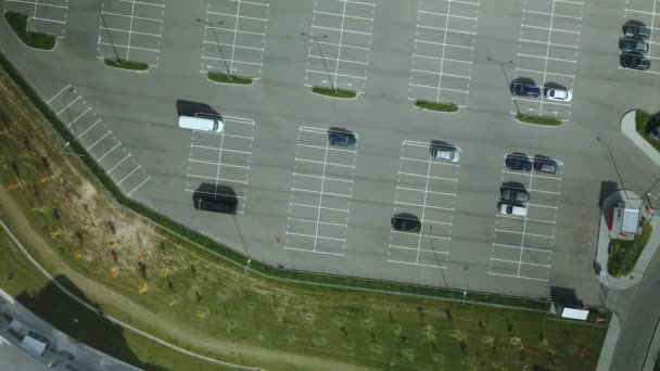Grote Parkeerplaats Staan Weinig Auto Veel Gratis Parkeerplaatsen Luchtfotografie — Stockvideo