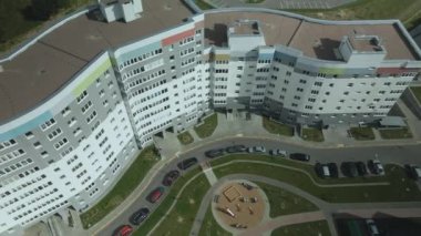 Şehir bloğu. Modern çok katlı binalar. Avlu ve oyun alanları görülebilir durumda. Hava fotoğrafçılığı.