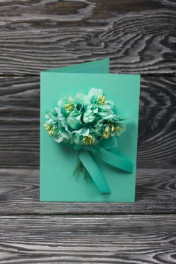 El yapımı kartpostal. Siyah çam tahtalarında.