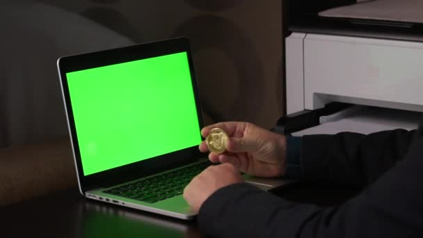 Mężczyzna Bada Swoich Rękach Kryptowalutową Monetę Odkłada Bok Zaczyna Pracować — Wideo stockowe