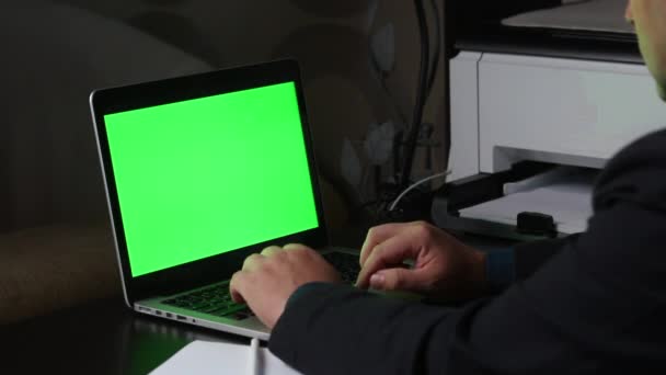 Facet Pracuje Laptopie Zielonym Ekranem Czasu Czasu Robi Notatki Ołówkiem — Wideo stockowe