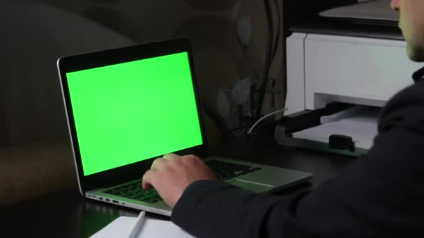 Bărbat Lucrează Laptop Ecran Verde Din Când Când Face Note — Videoclip de stoc