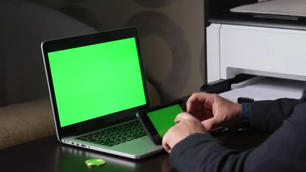 Ein Mann Arbeitet Einem Laptop Mit Grünem Bildschirm Der Hand — Stockvideo