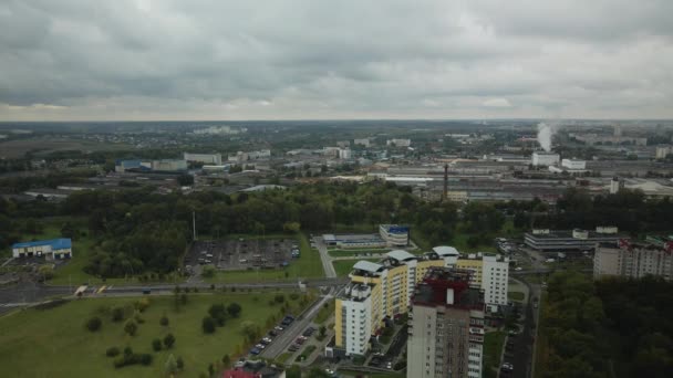 Vuelo Sobre Manzana Ciudad Tiempo Nublado Edificios Varios Pisos Árboles — Vídeo de stock