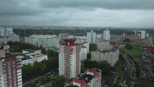 Bulutlu Havada Şehir Üzerinde Uçuş Çok Katlı Binalar Banliyölerde Sarı — Stok video