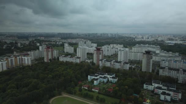 Voo Sobre Quarteirão Cidade Tempo Nublado Edifícios Vários Andares Árvores — Vídeo de Stock