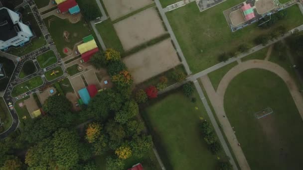 Flug Über Den Stadtblock Bei Trübem Wetter Mehrstöckige Gebäude Und — Stockvideo