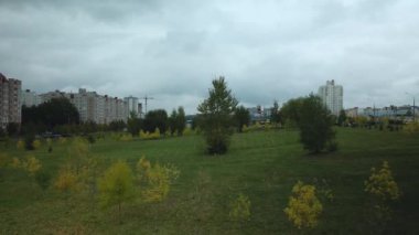 Şehir parkında sonbahar. Sarı yapraklar ağaçlarda görülebilir. Hava fotoğrafçılığı.