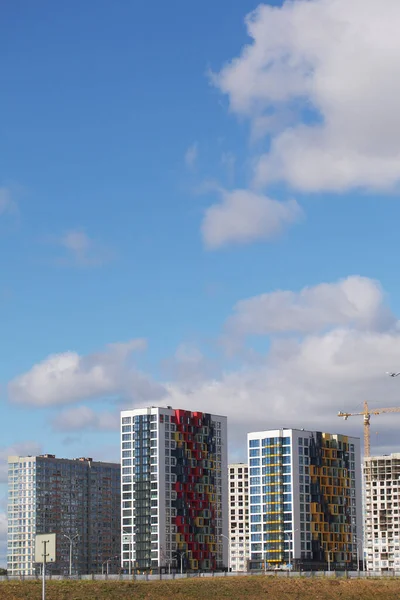 Byggande Moderna Flervåningshus Byggande Ett Nytt Kvarter Byggnader Uppförande Synliga — Stockfoto