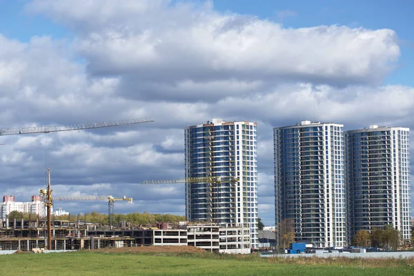 Construcción Modernos Edificios Varios Pisos Construcción Una Nueva Manzana Edificios Fotos De Stock Sin Royalties Gratis