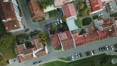 Şehir bloğu. Modern çok katlı binalar. Gün batımında uçmak. Hava fotoğrafçılığı.