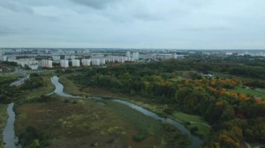 Bulutlu havada sonbahar parkı üzerinde uçuş. Sarı sonbahar yapraklı ağaçlar görülebilir. Hava fotoğrafçılığı.