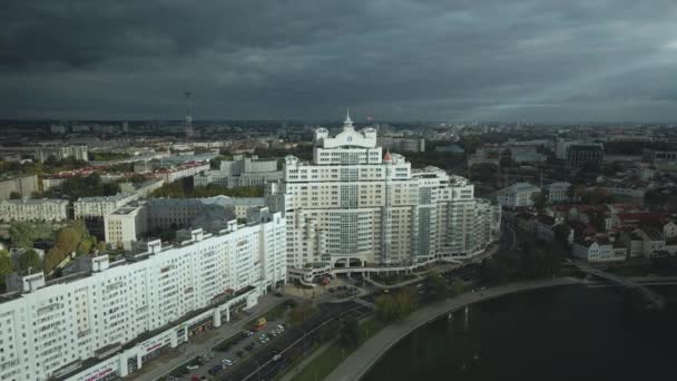 Полет Над Городом Облачную Погоду Видны Современные Здания Старый Город — стоковое видео