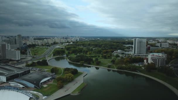 Полет Над Городом Облачную Погоду Видны Современные Здания Старый Город — стоковое видео