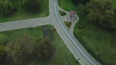 Bulutlu havada sonbahar parkı üzerinde uçuş. Sarı sonbahar yapraklı ağaçlar görülebilir. Hava fotoğrafçılığı.