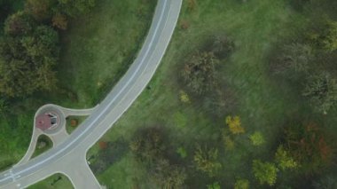 Bulutlu havada sonbahar parkı üzerinde uçuş. Sarı sonbahar yapraklı ağaçlar görülebilir. Hava fotoğrafçılığı.