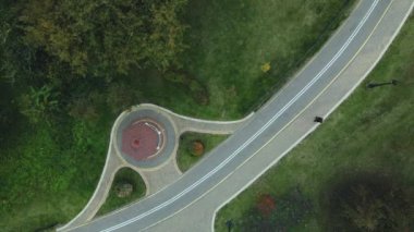 Bulutlu havada sonbahar parkı üzerinde uçuş. Sarı sonbahar yapraklı ağaçlar görülebilir. Hava fotoğrafçılığı.