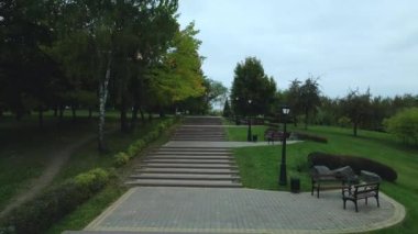 Bulutlu havada sonbahar parkı üzerinde uçuş. Sarı sonbahar yapraklı ağaçlar görülebilir. Hava fotoğrafçılığı.