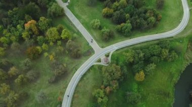 Bulutlu havada sonbahar parkı üzerinde uçuş. Sarı sonbahar yapraklı ağaçlar görülebilir. Hava fotoğrafçılığı.