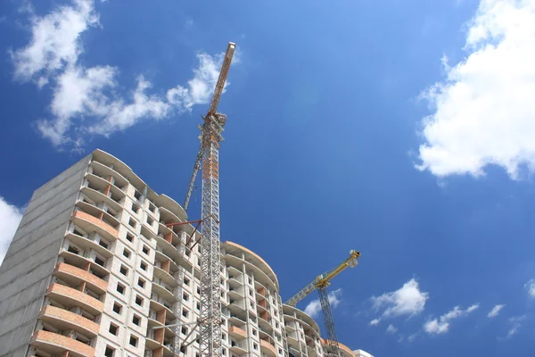 Construção de um novo edifício de edifícios altos — Fotografia de Stock