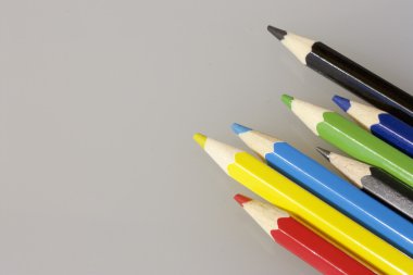 Renkli kalemler. Yan yana yalan söylerler