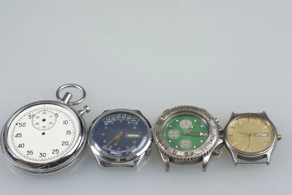 Mechaniczne i kwarcowe zegarki na rękę, wadliwe. — Zdjęcie stockowe