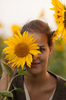 Ayçiçeği ile kız