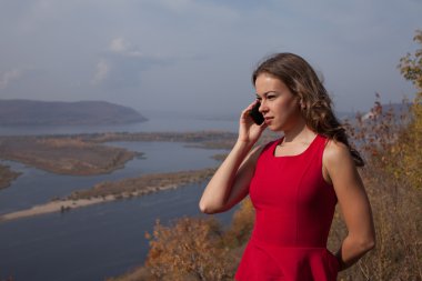 Bayan kırmızı telefon ile