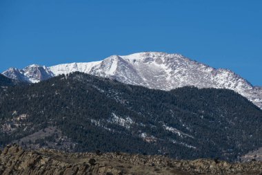 Colorado Springs, Colorado. Pike Ulusal Ormanı 'ndaki Pikes Zirvesi ulusal tarihi bir simgedir. Zirvede 14.110 feet..