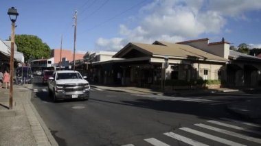 Lahaina, Maui, Hawaii. İnsanlar Front Caddesi 'ndeki dükkanların keyfini çıkarıyorlar..