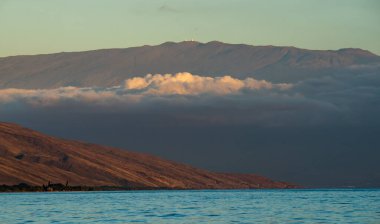 Maui, Hawaii. Pasifik Okyanusu 'ndan Haleakala Krateri ve bulutlu Batı Maui Dağları' nın görüntüsü. 