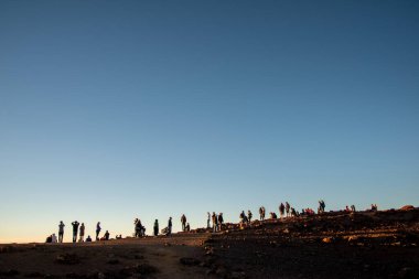 Maui, Hawaii. Haleakala Ulusal Parkı 'ndaki Haleakala Krateri' ndeki turistler bulutların üzerinde günbatımını seyrediyorlar..