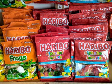 Marketteki rafta Haribo şekeri var. Haribo 1922 'de ilk jelibon şekerini üreten bir Alman şirketidir. .  
