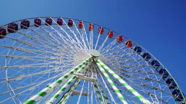 Falcon Heights, Minnesota 'da. Eyalet fuarı. Eyalet fuarında mavi gökyüzü ile dönen renkli dönme dolap..  