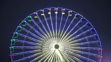 Falcon Heights, Minnesota 'da. Eyalet fuarı. Geceleri güzel renkli dönme dolap.